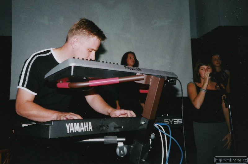 EP2003_01.jpg
